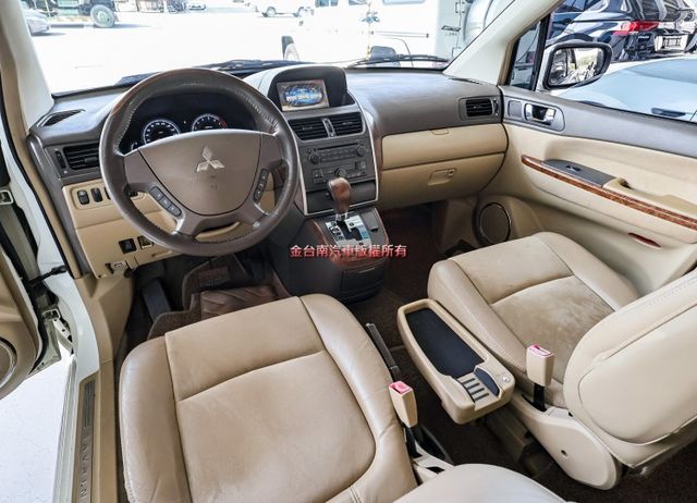 七人座✓只跑8.9萬✓一年只跑四千多✓全車原板件✓天窗✓恆溫✓ABS✓雙安✓不用殺價就很便宜✓  第14張相片