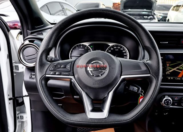 一手✓只跑1.1萬✓全車原鈑件✓循跡防滑✓ABS✓衛星導航✓抬頭顯示器✓原廠保養✓里程保證✓可全貸✓  第11張相片