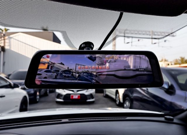 一手✓只跑1.1萬✓全車原鈑件✓循跡防滑✓ABS✓衛星導航✓抬頭顯示器✓原廠保養✓里程保證✓可全貸✓  第13張相片