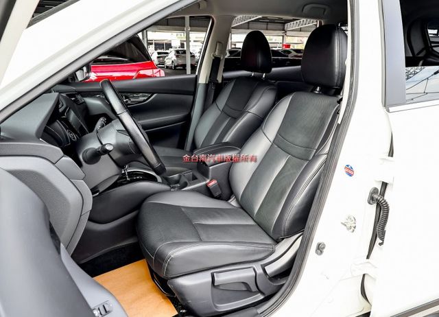 一手車 只跑2.5萬 全車原鈑件 ACC AEB 車道維持 盲點 衛星導航 環景 iKEY 雙區恆溫 原廠保養!  第8張相片