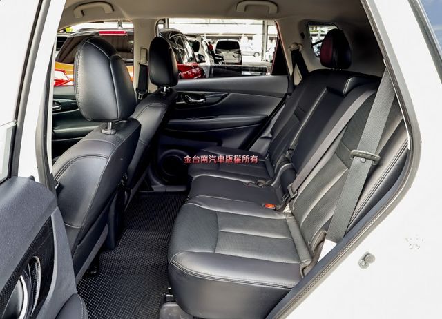 一手車 只跑2.5萬 全車原鈑件 ACC AEB 車道維持 盲點 衛星導航 環景 iKEY 雙區恆溫 原廠保養!  第9張相片