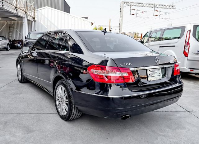 E200 只跑16萬 全車原鈑件 天窗 定速 雙區恆溫 記憶椅 倒車顯影 ABS 循跡防滑 可全貸!  第2張相片