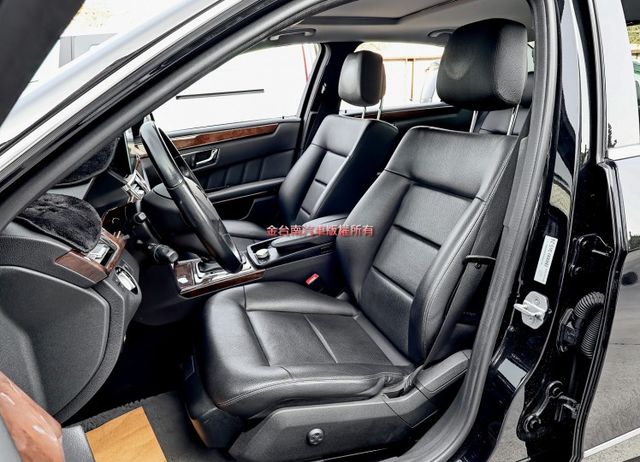E200 只跑16萬 全車原鈑件 天窗 定速 雙區恆溫 記憶椅 倒車顯影 ABS 循跡防滑 可全貸!  第8張相片