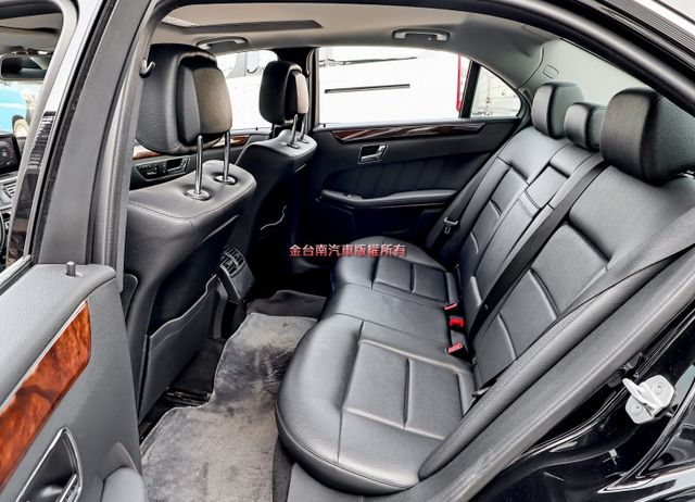E200 只跑16萬 全車原鈑件 天窗 定速 雙區恆溫 記憶椅 倒車顯影 ABS 循跡防滑 可全貸!  第9張相片