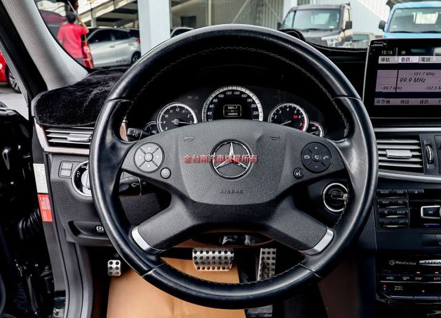 E200 只跑16萬 全車原鈑件 天窗 定速 雙區恆溫 記憶椅 倒車顯影 ABS 循跡防滑 可全貸!  第13張相片