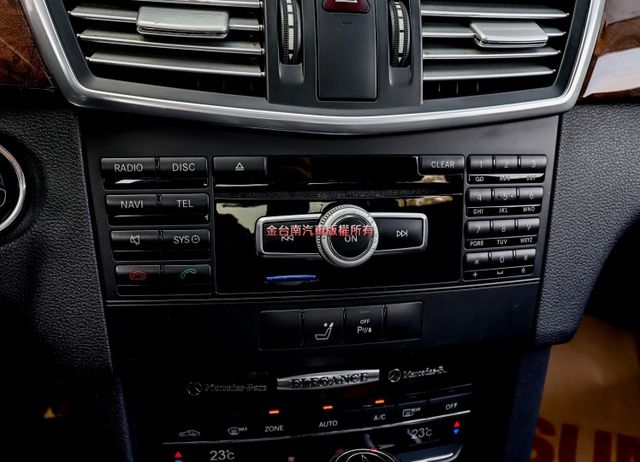 E200 只跑16萬 全車原鈑件 天窗 定速 雙區恆溫 記憶椅 倒車顯影 ABS 循跡防滑 可全貸!  第17張相片