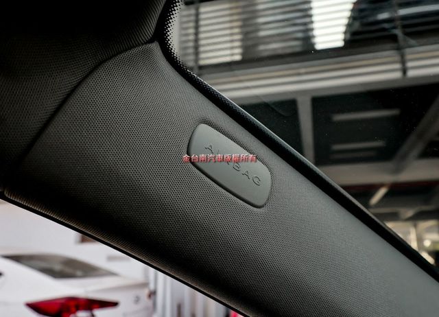 E200 只跑16萬 全車原鈑件 天窗 定速 雙區恆溫 記憶椅 倒車顯影 ABS 循跡防滑 可全貸!  第19張相片