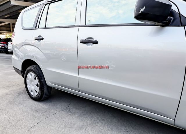 一手車 只跑4.9萬 全車原鈑件 循跡防滑 倒車顯影 ABS 雙安 里程保證 附全額發票 可全貸!  第9張相片