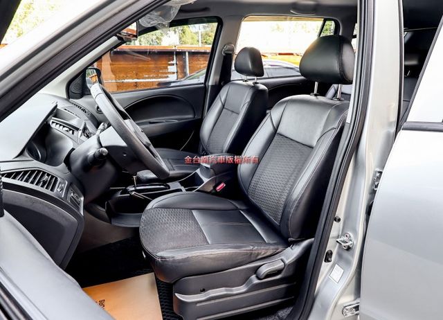 一手車 只跑4.9萬 全車原鈑件 循跡防滑 倒車顯影 ABS 雙安 里程保證 附全額發票 可全貸!  第10張相片