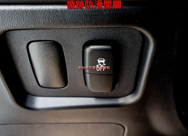 一手車 只跑4.9萬 全車原鈑件 循跡防滑 倒車顯影 ABS 雙安 里程保證 附全額發票 可全貸!  第17張相片