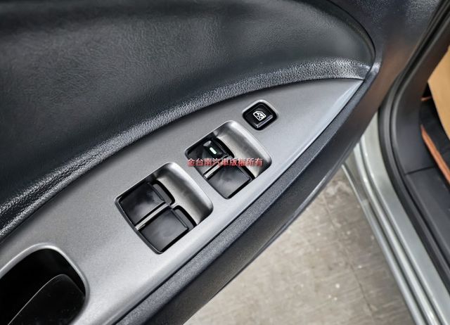 精緻型✓一手只跑1.6萬✓全車原板件如新✓中冷✓定速✓倒車顯影✓TCS✓雙安✓可全貸✓不用殺價就很便宜✓  第15張相片