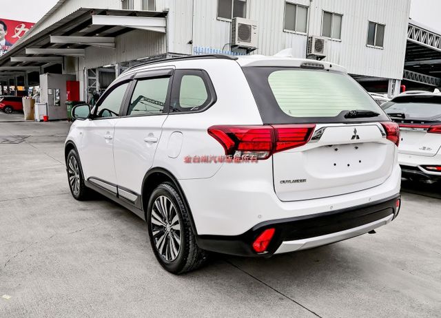 24年式✓23/12出廠✓一手車✓只跑4.3萬✓全車原鈑件✓ACC✓AEB✓車道偏離✓衛星導航✓恆溫✓可全貸!  第2張相片