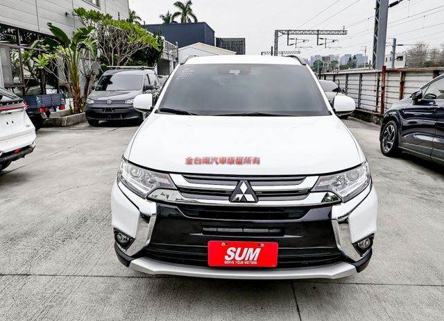 24年式✓23/12出廠✓一手車✓只跑4.3萬✓全車原鈑件✓ACC✓AEB✓車道偏離✓衛星導航✓恆溫✓可全貸!  第4張相片