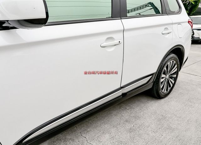 24年式✓23/12出廠✓一手車✓只跑4.3萬✓全車原鈑件✓ACC✓AEB✓車道偏離✓衛星導航✓恆溫✓可全貸!  第7張相片