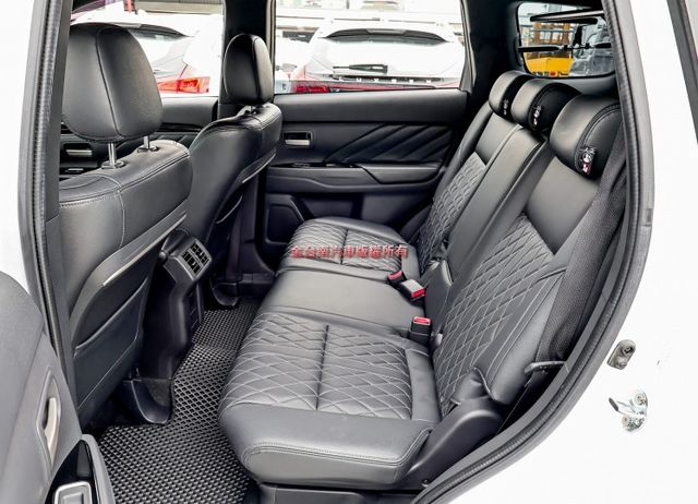 24年式✓23/12出廠✓一手車✓只跑4.3萬✓全車原鈑件✓ACC✓AEB✓車道偏離✓衛星導航✓恆溫✓可全貸!  第9張相片