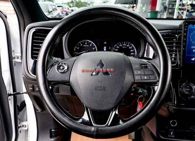 24年式✓23/12出廠✓一手車✓只跑4.3萬✓全車原鈑件✓ACC✓AEB✓車道偏離✓衛星導航✓恆溫✓可全貸!  第12張相片