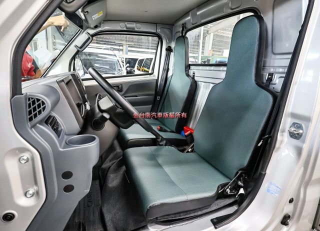 原廠試乘車✓原裝進口✓24/10領牌✓只跑4百✓全車原板件✓原廠保固中✓ABS✓TCS✓雙安✓不用殺價就很便宜✓  第6張相片