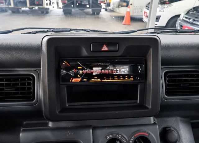 原廠試乘車✓原裝進口✓24/10領牌✓只跑4百✓全車原板件✓原廠保固中✓ABS✓TCS✓雙安✓不用殺價就很便宜✓  第9張相片