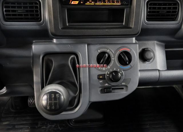 原廠試乘車✓原裝進口✓24/10領牌✓只跑4百✓全車原板件✓原廠保固中✓ABS✓TCS✓雙安✓不用殺價就很便宜✓  第10張相片