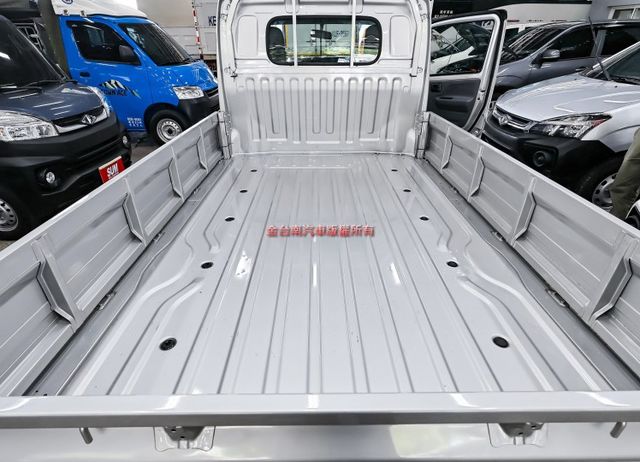 原廠試乘車✓原裝進口✓24/10領牌✓只跑4百✓全車原板件✓原廠保固中✓ABS✓TCS✓雙安✓不用殺價就很便宜✓  第12張相片