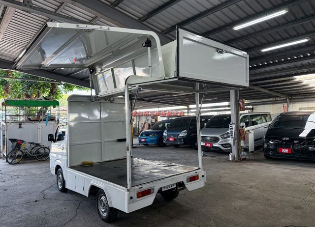 雙電動油壓歐翼✓開門就是店面✓走到哪裡賺到哪裡✓全車原板件✓附全額發票✓可全貸✓不用殺價就很便宜✓  第4張相片