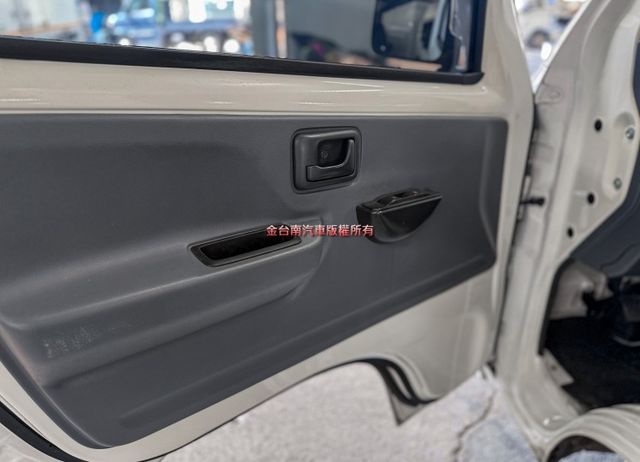 雙電動油壓歐翼✓開門就是店面✓走到哪裡賺到哪裡✓全車原板件✓附全額發票✓可全貸✓不用殺價就很便宜✓  第9張相片