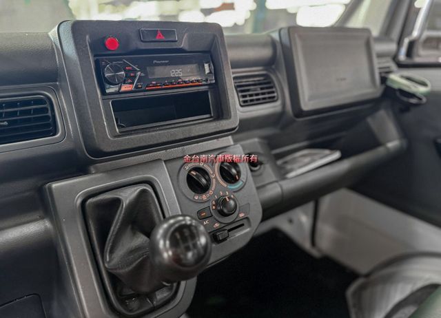 雙電動油壓歐翼✓開門就是店面✓走到哪裡賺到哪裡✓全車原板件✓附全額發票✓可全貸✓不用殺價就很便宜✓  第13張相片