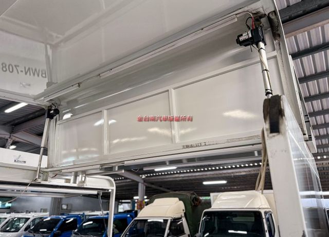 雙電動油壓歐翼✓開門就是店面✓走到哪裡賺到哪裡✓全車原板件✓附全額發票✓可全貸✓不用殺價就很便宜✓  第14張相片