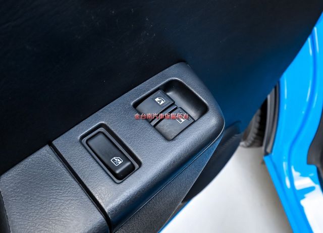 自排✓篷式✓三面開帆布✓只跑2.8萬✓全車原板件✓ABS✓TCS✓附全額發票✓可全貸✓事業打拼好幫手✓  第9張相片