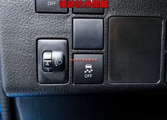 自排✓篷式✓三面開帆布✓只跑2.8萬✓全車原板件✓ABS✓TCS✓附全額發票✓可全貸✓事業打拼好幫手✓  第10張相片