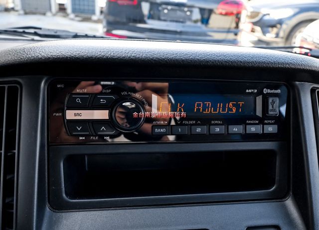 自排✓篷式✓三面開帆布✓只跑2.8萬✓全車原板件✓ABS✓TCS✓附全額發票✓可全貸✓事業打拼好幫手✓  第12張相片