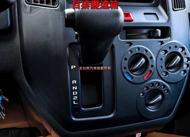 自排✓篷式✓三面開帆布✓只跑2.8萬✓全車原板件✓ABS✓TCS✓附全額發票✓可全貸✓事業打拼好幫手✓  第13張相片