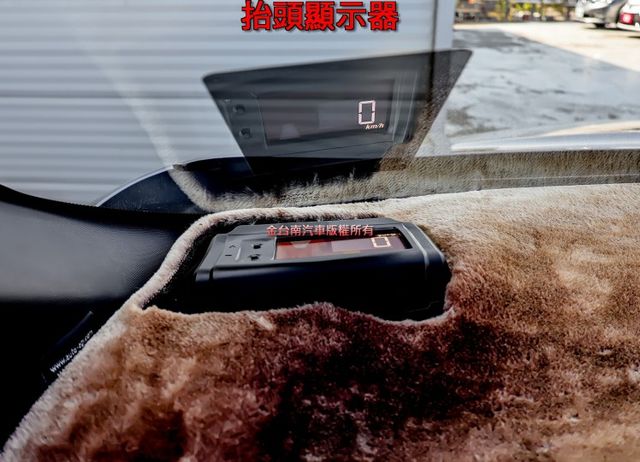 18年式1月領牌✓豪華版✓市場稀有里程✓僅跑1.7萬✓原鈑件 iKEY✓定速✓雙電熱椅✓衛星導航✓HUD✓車側警示燈✓  第10張相片