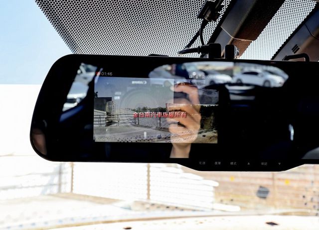 18年式1月領牌✓豪華版✓市場稀有里程✓僅跑1.7萬✓原鈑件 iKEY✓定速✓雙電熱椅✓衛星導航✓HUD✓車側警示燈✓  第14張相片