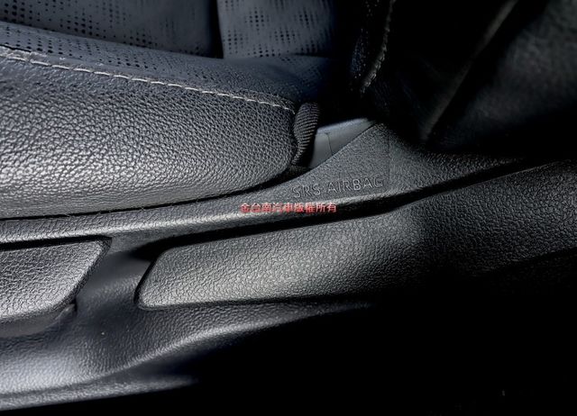 18年式1月領牌✓豪華版✓市場稀有里程✓僅跑1.7萬✓原鈑件 iKEY✓定速✓雙電熱椅✓衛星導航✓HUD✓車側警示燈✓  第18張相片