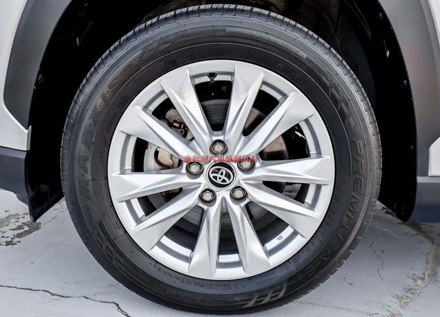 汽油版✓一手只跑1.9萬✓原廠保養✓全車原板件✓NAVI✓ACC✓AEB✓車道維持✓倒車顯影✓可全貸✓不用殺價就很便宜✓  第7張相片