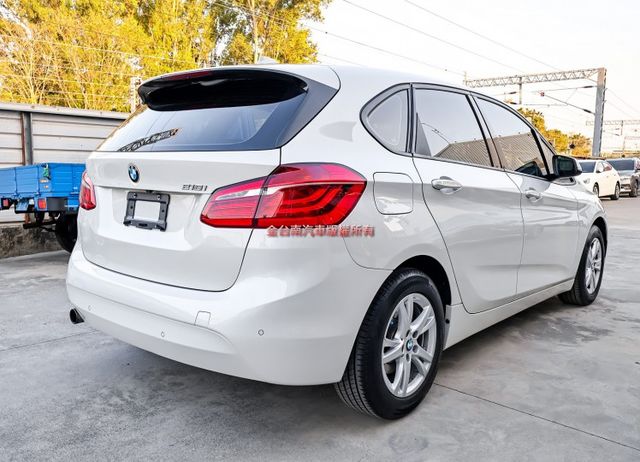 218i AT✓總代理✓一年只跑不到一萬✓原板件✓記憶椅✓iKEY✓倒車顯影✓雙區恆溫✓變速箱維修及耗材已換新  第2張相片