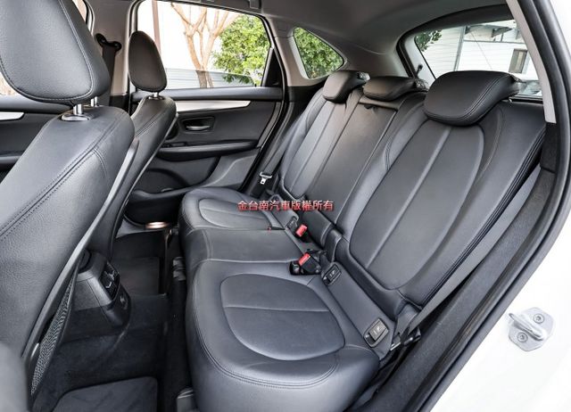 218i AT✓總代理✓一年只跑不到一萬✓原板件✓記憶椅✓iKEY✓倒車顯影✓雙區恆溫✓變速箱維修及耗材已換新  第9張相片