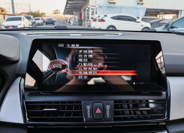 218i AT✓總代理✓一年只跑不到一萬✓原板件✓記憶椅✓iKEY✓倒車顯影✓雙區恆溫✓變速箱維修及耗材已換新  第15張相片