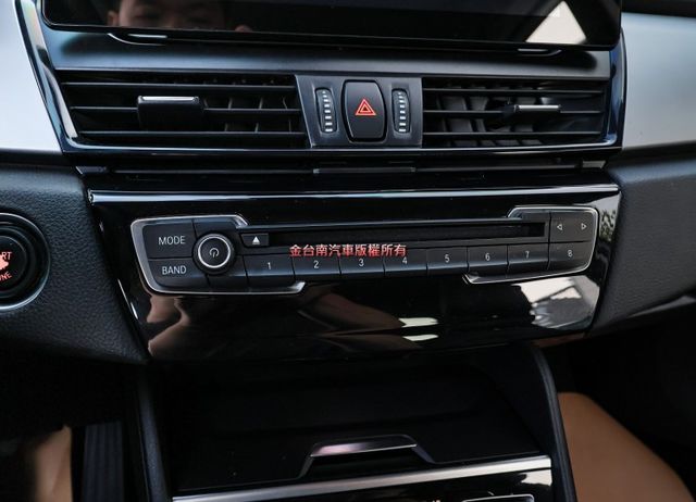 218i AT✓總代理✓一年只跑不到一萬✓原板件✓記憶椅✓iKEY✓倒車顯影✓雙區恆溫✓變速箱維修及耗材已換新  第17張相片