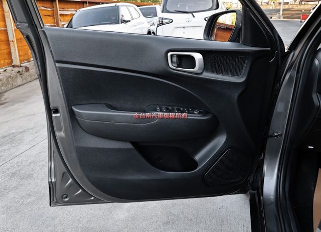 22年式12月出廠領牌✓一手車少跑✓原廠保養✓全車原板件✓原廠影音✓TCS✓ABS✓全車六安✓可全貸✓不用殺價就很便宜✓  第12張相片