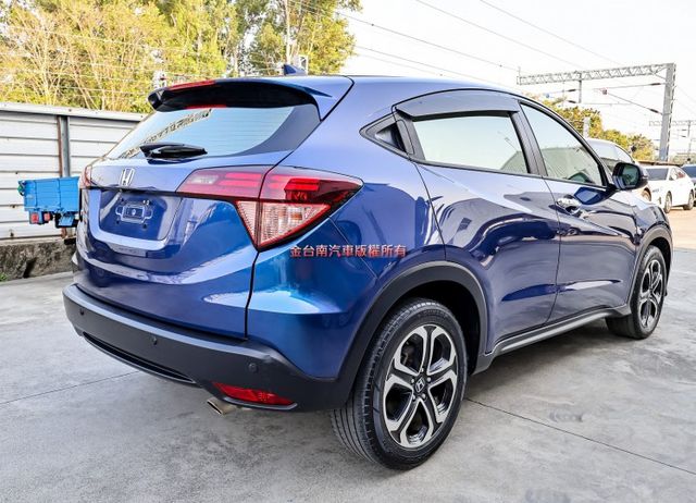 S頂級版✓只跑3.8萬✓原廠保養✓閃蝶藍配色✓LED頭燈✓原廠影音✓NAVI✓倒車顯影✓可全貸✓  第3張相片