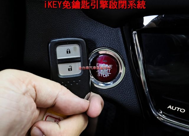 S頂級版✓只跑3.8萬✓原廠保養✓閃蝶藍配色✓LED頭燈✓原廠影音✓NAVI✓倒車顯影✓可全貸✓  第14張相片