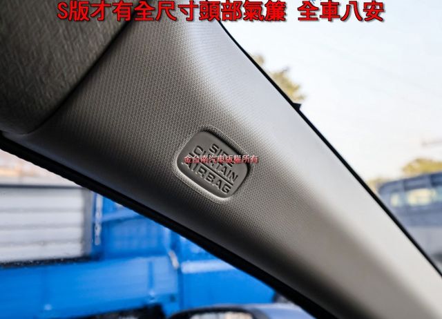 S頂級版✓只跑3.8萬✓原廠保養✓閃蝶藍配色✓LED頭燈✓原廠影音✓NAVI✓倒車顯影✓可全貸✓  第18張相片
