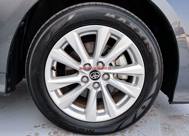 油電豪華版✓25年式11月出厰✓只跑一萬✓全車原板件✓安卓影音✓LV2✓iKEY✓全車九安✓可全貸✓不用殺價就很便宜✓  第7張相片