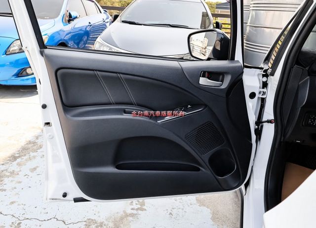 輕鬆型✓只跑1.9萬✓原廠保養✓原廠保固中✓電動尾門✓環景倒車顯影✓iKEY✓恆溫✓可全貸✓不用殺價就很便宜✓  第11張相片