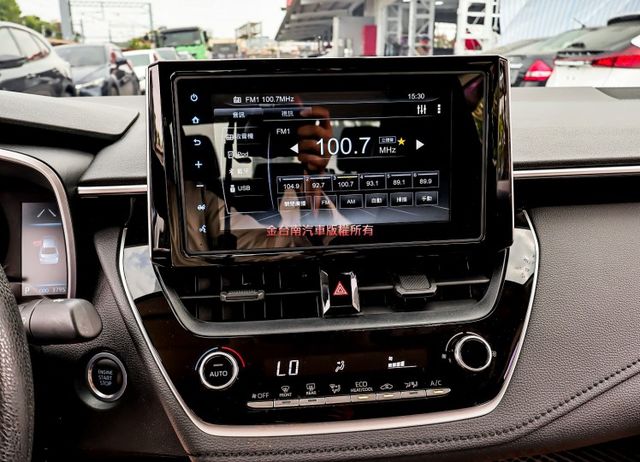 尊爵版✓一手車✓只跑3.7萬✓原鈑件✓原廠保養✓盲點✓iKEY✓恆溫✓九安✓ACC✓AEB✓車道維持✓  第16張相片