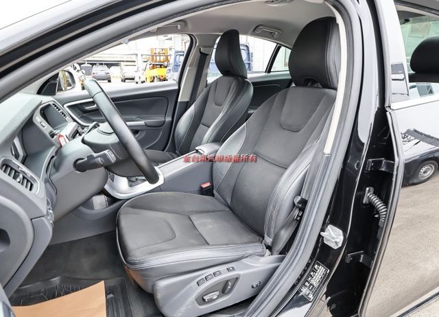 17/11出廠-18/1領✓一手車✓只跑12.2萬✓原鈑件✓ACC✓AEB✓車道偏離✓盲點✓記憶椅✓雙區恆溫✓可全貸✓  第8張相片