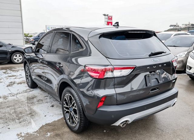 一手車✓只跑8千✓電動椅✓ACC✓AEB✓車道維持✓雙區恆溫✓車載系統✓可全貸✓不用殺價就很便宜✓  第2張相片