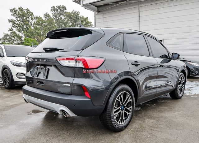 一手車✓只跑8千✓電動椅✓ACC✓AEB✓車道維持✓雙區恆溫✓車載系統✓可全貸✓不用殺價就很便宜✓  第3張相片